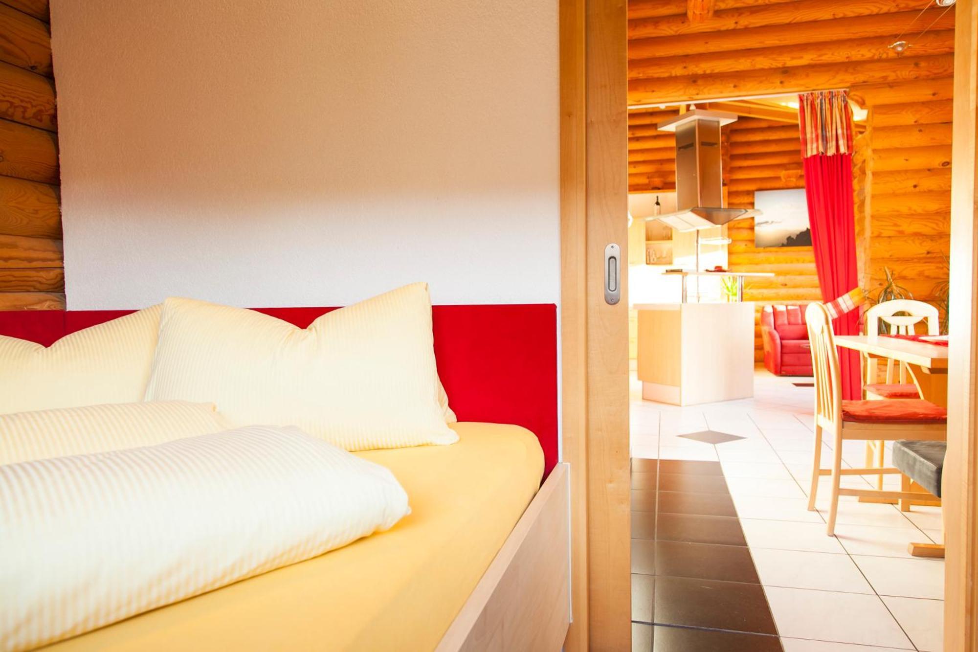 Camping Dreilaendereck Blockhuetten & Apartments Ried im Oberinntal Room photo